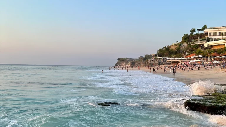 Dreamland Beach in Uluwatu in Bali, Indonesien, als eins der Highlights auf der Bali Rundreise.