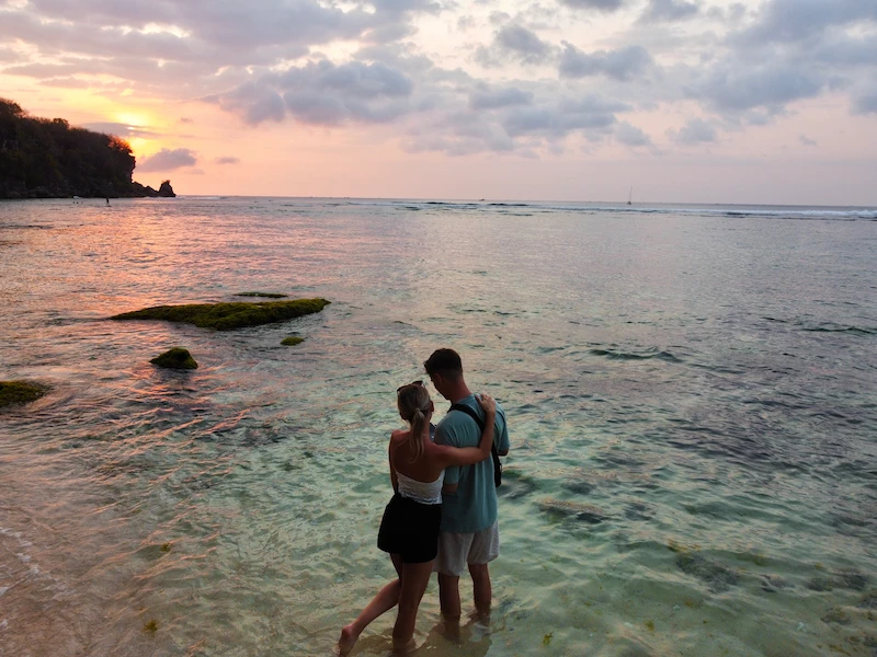 Sonnenuntergang am Padang Padang Beach auf der Bali Rundreise.
