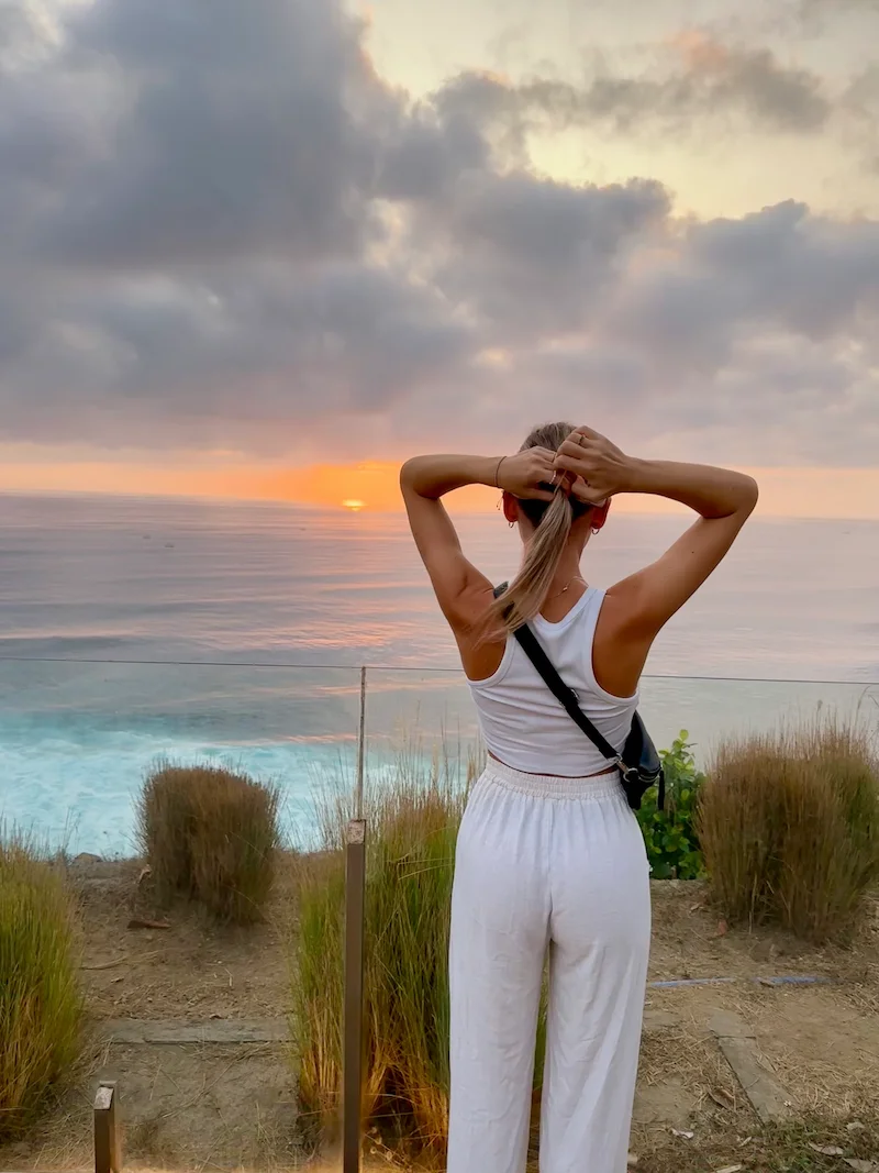 Sonnenuntergang am Padang Padang Beach auf der Bali Rundreise.