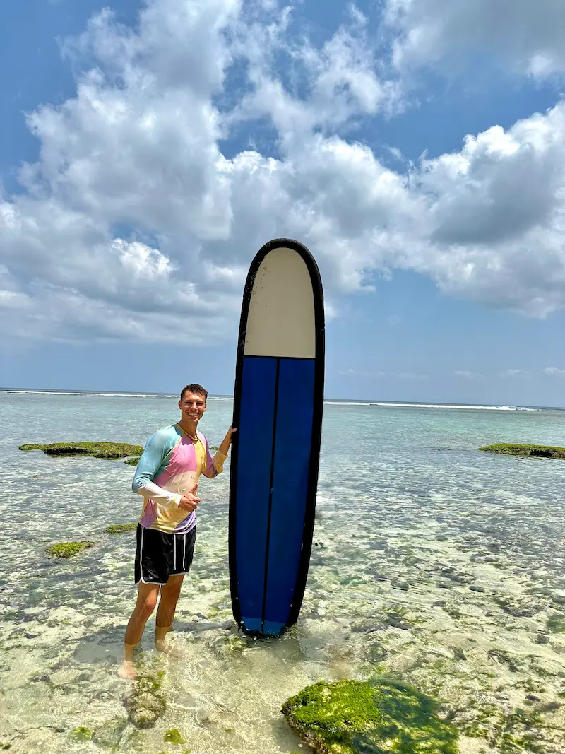Surfen lernen am Padang Padang Beach in Bali, Indonesien.