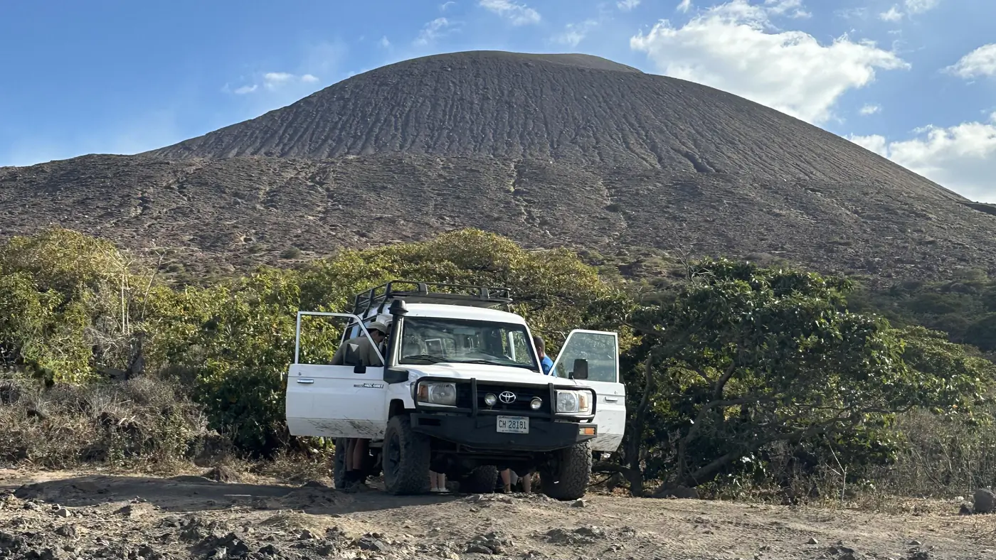 Ausflug mit dem Geländewagen zum Telica Vulkan in Nicaragua, für eine Sunset Wanderung.