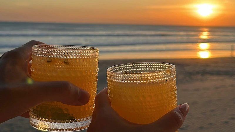 Getränke am Strand in El Tránsito während dem Sonnenuntergang.