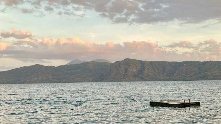 Kratersee, Laguna de Apoyo, in Nicaragua waehrend dem Sonnenuntergang.
