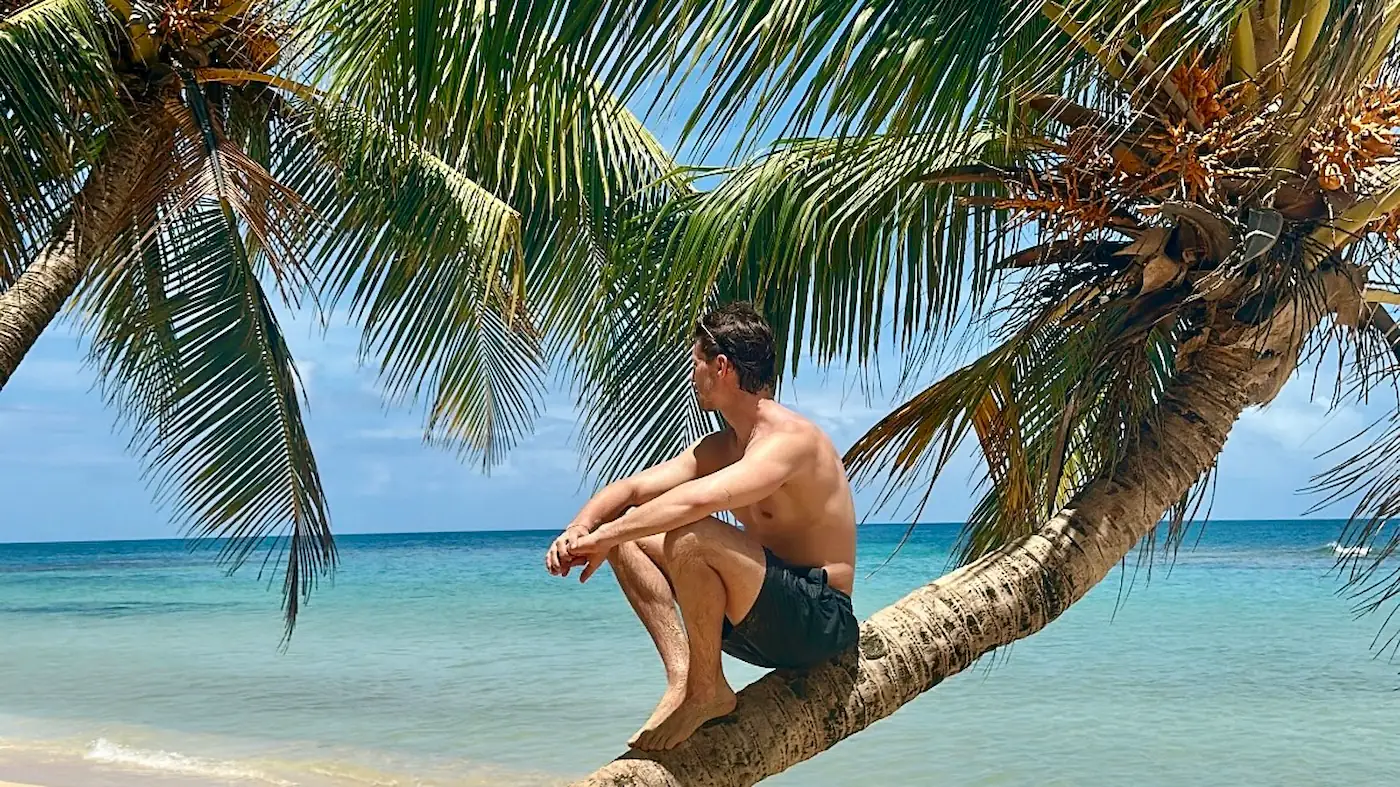 Auf einer Palme entspannen am Otto Beach auf Little Corn Island auf der karibischen Seite von Nicaragua.
