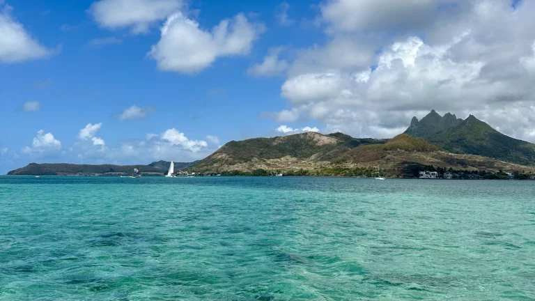 Rundreise durch Mauritius im indischen Ozean mit kristallklarem Wasser und wunderschöner Landschaft.