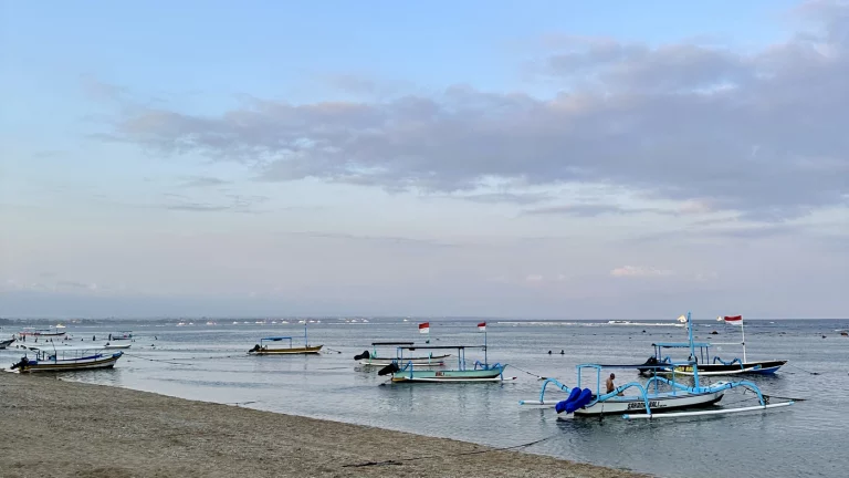 Strand in Sanur während dem Zwischenstopp in Sanur während der Bali Rundreise.