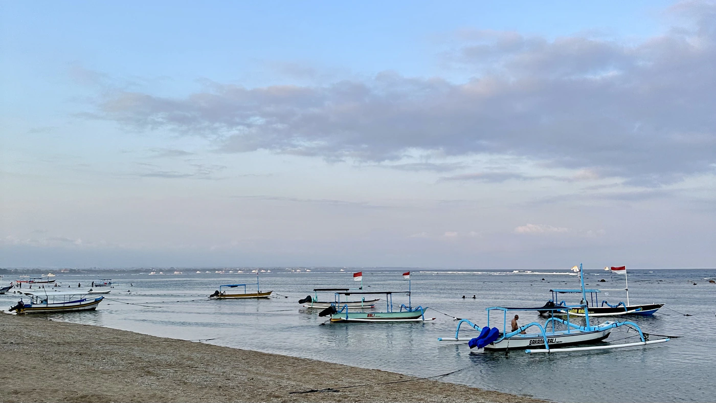 Strand in Sanur während dem Zwischenstopp in Sanur während der Bali Rundreise.