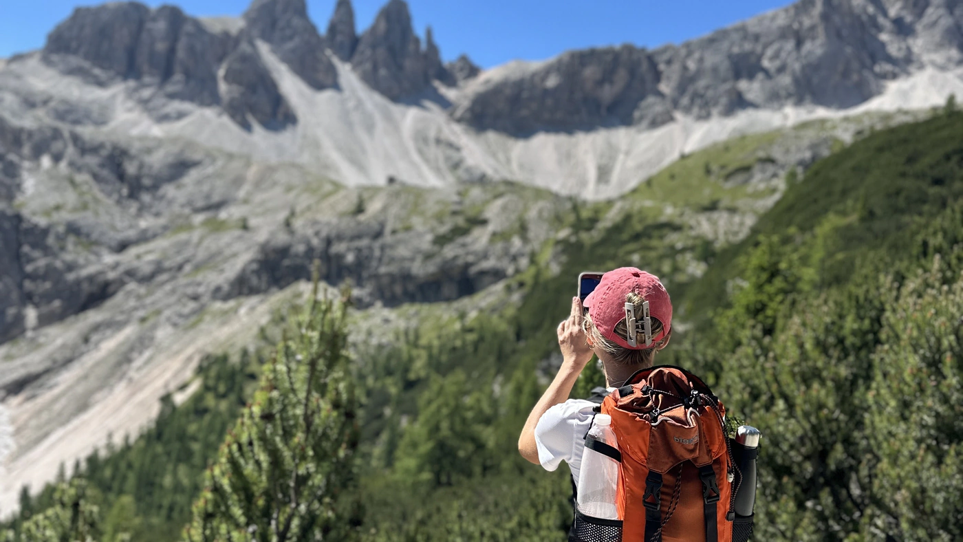 Panoramablick während der Drei Zinnen Wanderung auf die atemberaubende Berglandschaft der Dolomiten.