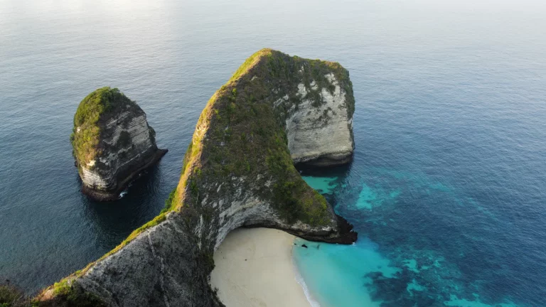 Blick auf den berühmten Kelingking Beach in Nusa Penida, Bali, mit seinen atemberaubenden Klippen.