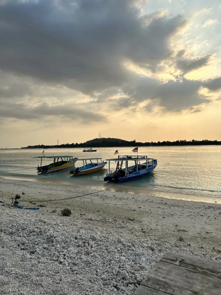 Strand auf den Gili Islands auf Lombok während dem Sonnenuntergang als Zwischenstopp während der Bali Rundreise.