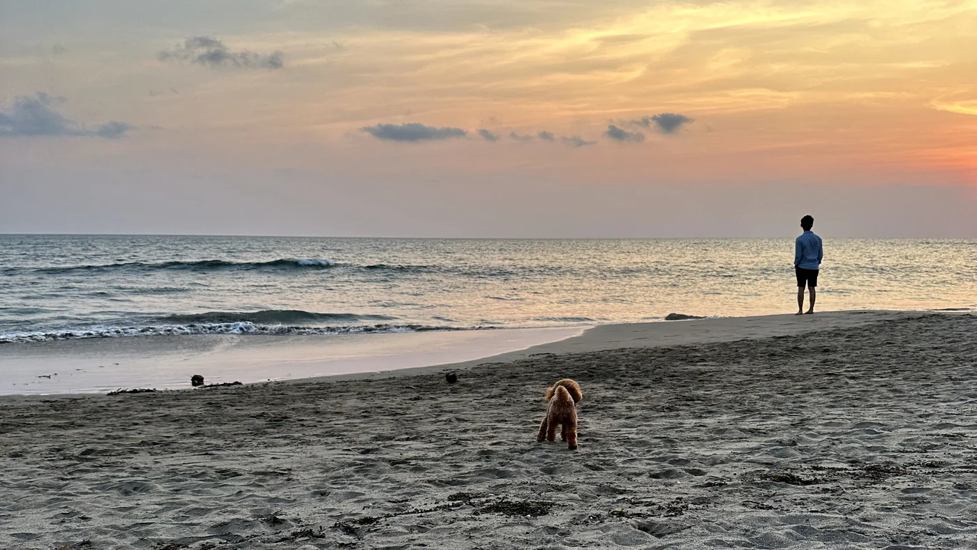 Strand in Canggu beim Sonnenuntergang während der Bali Rundreise.