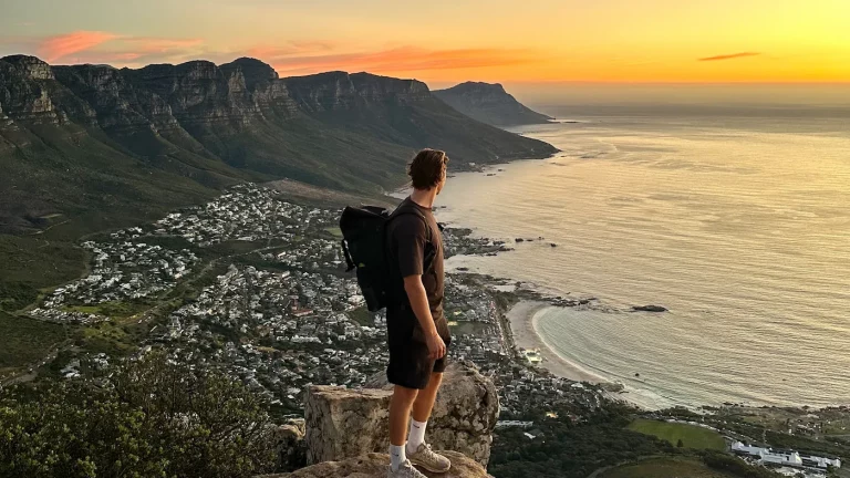 Aussicht vom Lions Head auf Kapstadt beim Sonnenuntergang.
