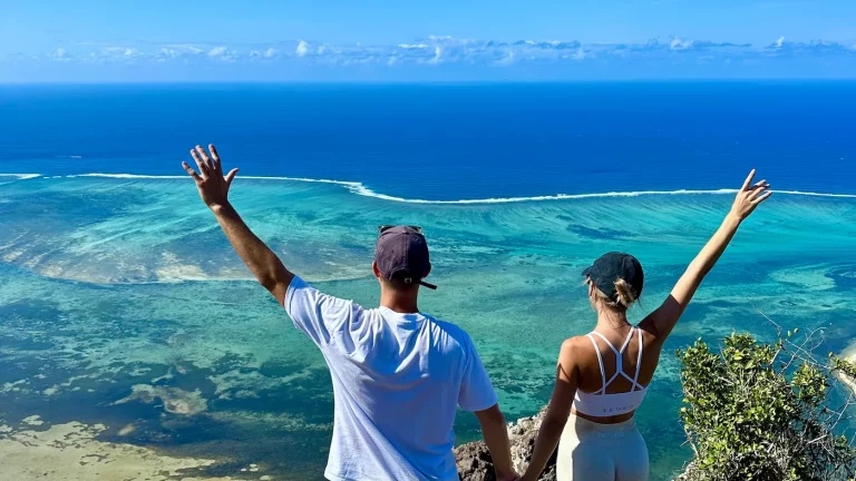 Atemberaubender Ausblick auf den Unterwasserwasserfall und indischen Ozean vom Berggipfel des Le Morne Brabant auf Mauritius.