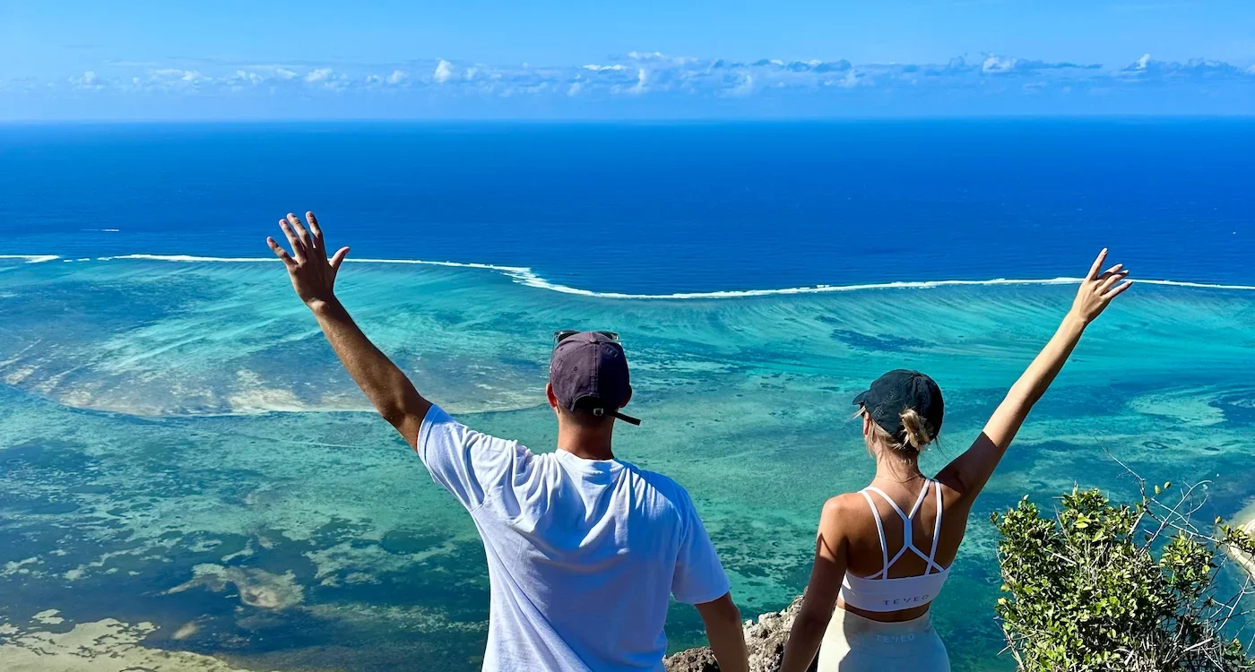 Atemberaubender Ausblick auf den Unterwasserwasserfall und indischen Ozean vom Berggipfel des Le Morne Brabant auf Mauritius.