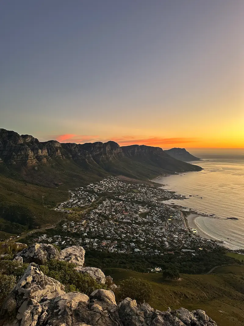 Panorama Aussicht vom Lions Head über Kapstadt und den Atlantik beim Sonnenuntergang.