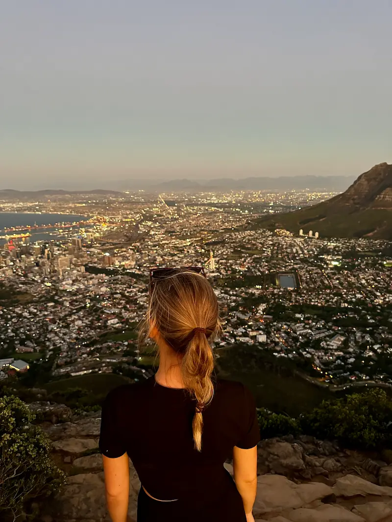 Panoramaaussicht vom Lions Head über Kapstadt bei Nacht.