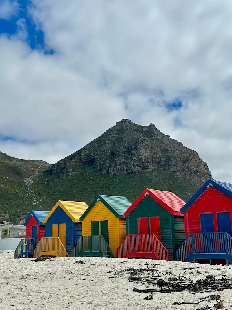 Beliebte bunte Häuschen am Strand in Muizenberg in Südafrika.