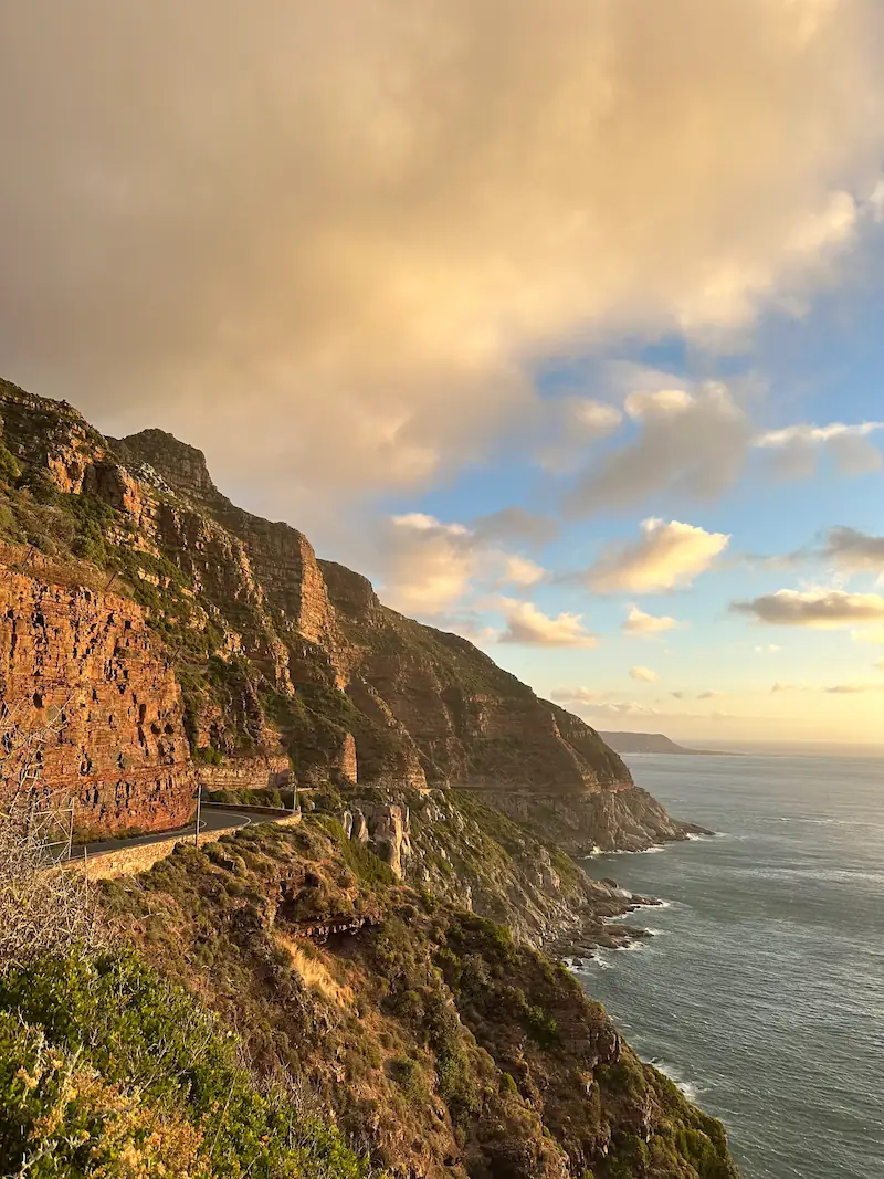 Aussicht auf die spektakulärste Panoramastraße Südafrikas der Chapmans Peak.