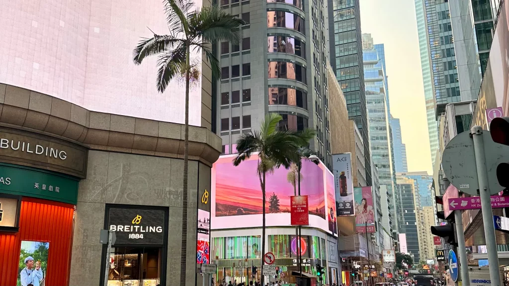 Belebte Innenstadt von HongKong Central mit bunten Billboards und vielen Menschen.