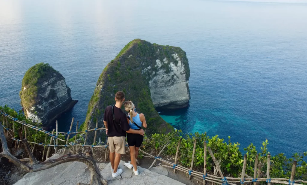 Dramatische Klippen beim atemberaubenden Kelingking Beach auf Nusa Penida in Bali, Indonesien