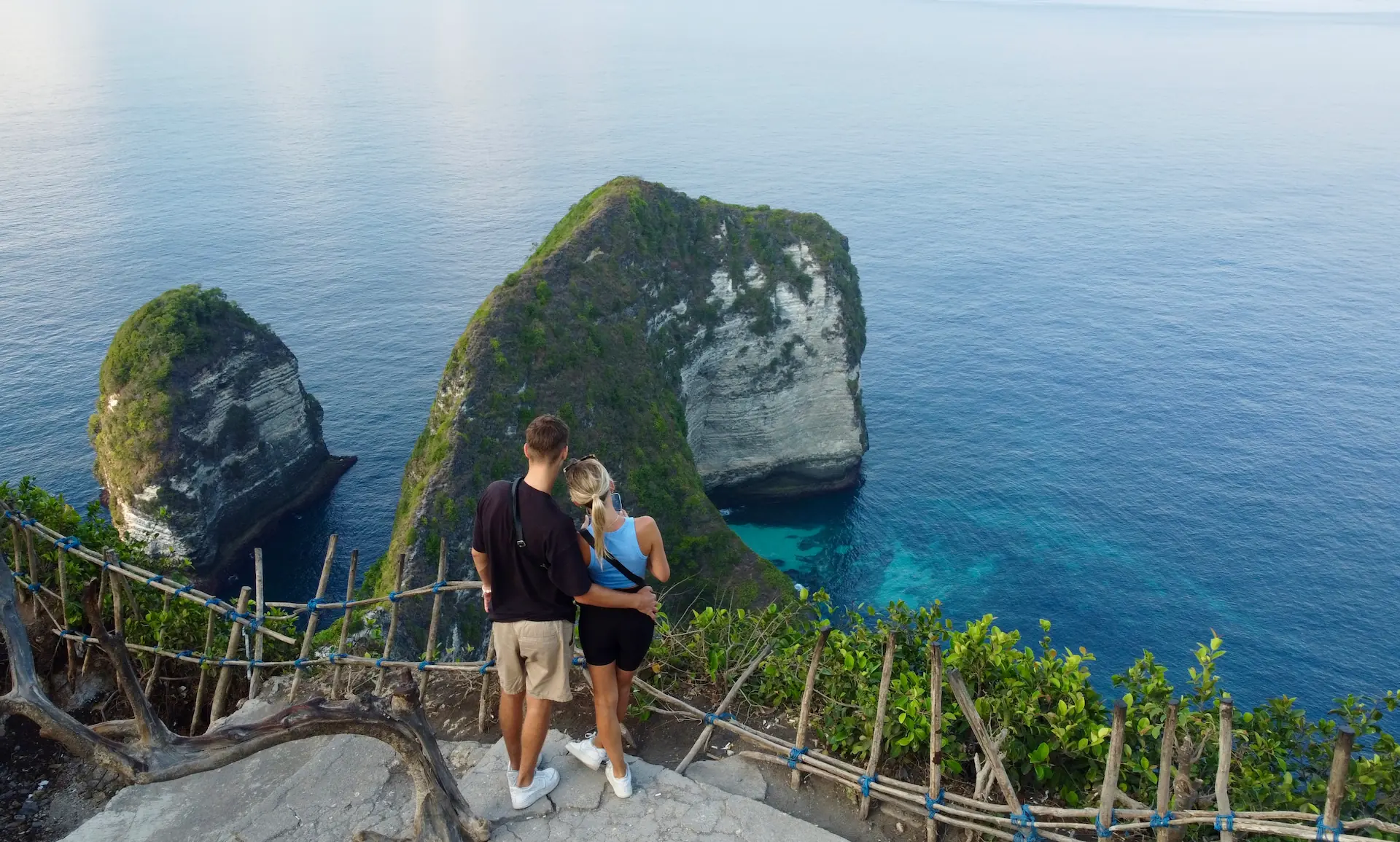 Dramatische Klippen beim atemberaubenden Kelingking Beach auf Nusa Penida in Bali, Indonesien