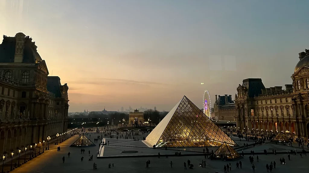 Aussicht auf das Louvre in Paris während dem Sonnenuntergang.