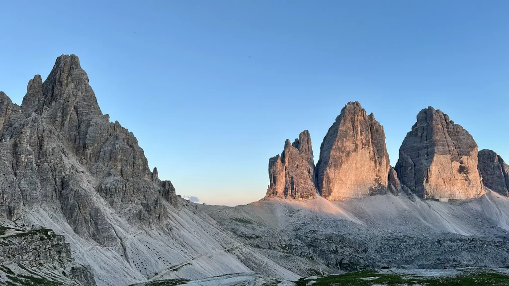 Aussicht auf die berühmten Tre Cime di Lavaredo in den Dolomiten beim Sonnenuntergang.