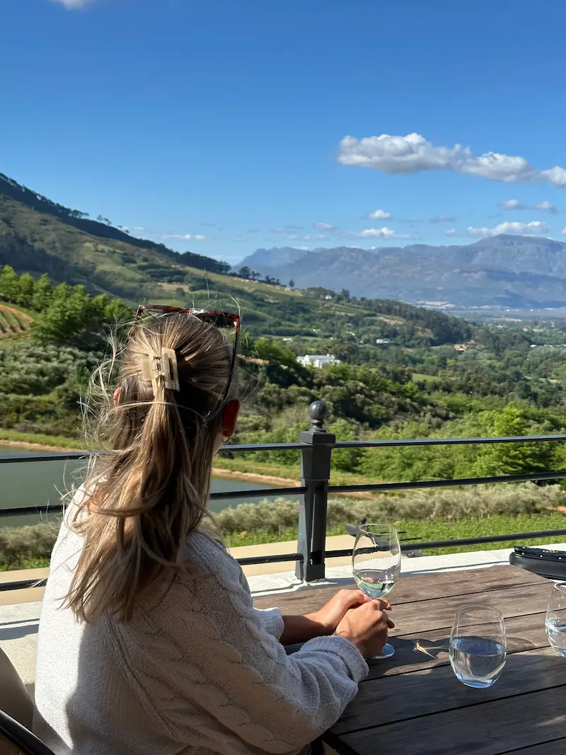 Weinprobe auf dem Weingut Bartinney waehrend der Wine Tram Experience in Suedafrika.
