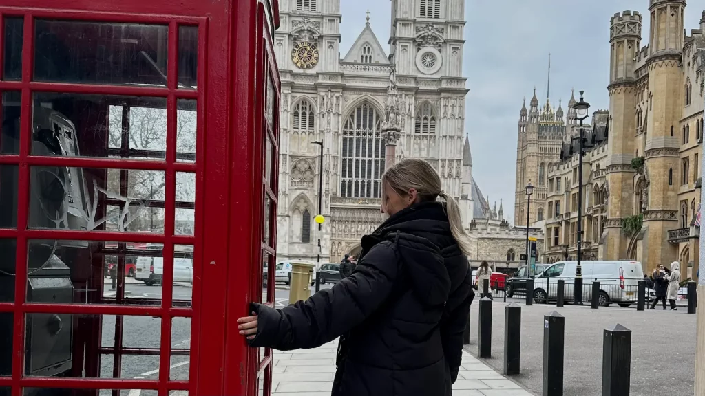 Westminster Abbey und rote Telefonbox im Zentrum von London, England.