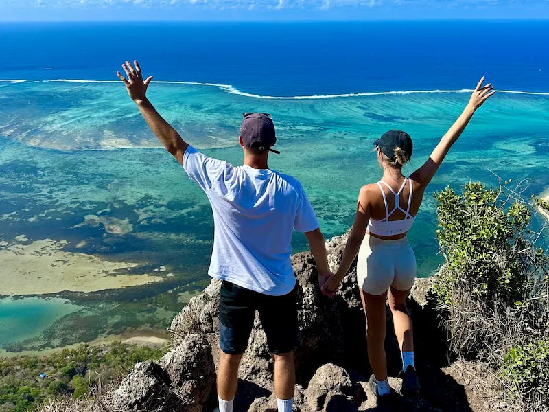 Weltbekannter Aussichtspunkt auf den Unterwasserwasserfall und den indischen Ozean vom Le Morne Brabant in Mauritius.