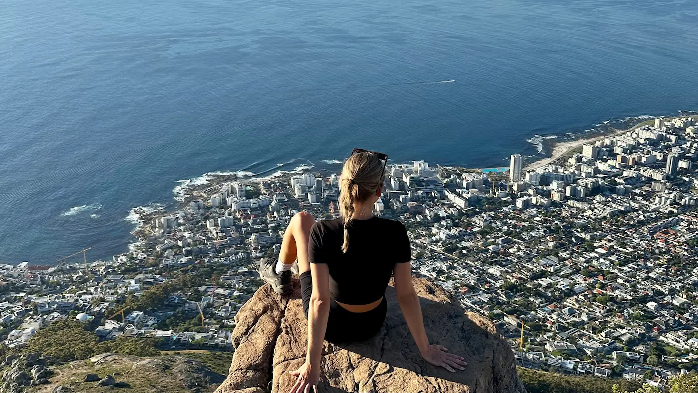 Blick auf Kapstadt vom Gipfel des Lions Head beim Sunset Hike.