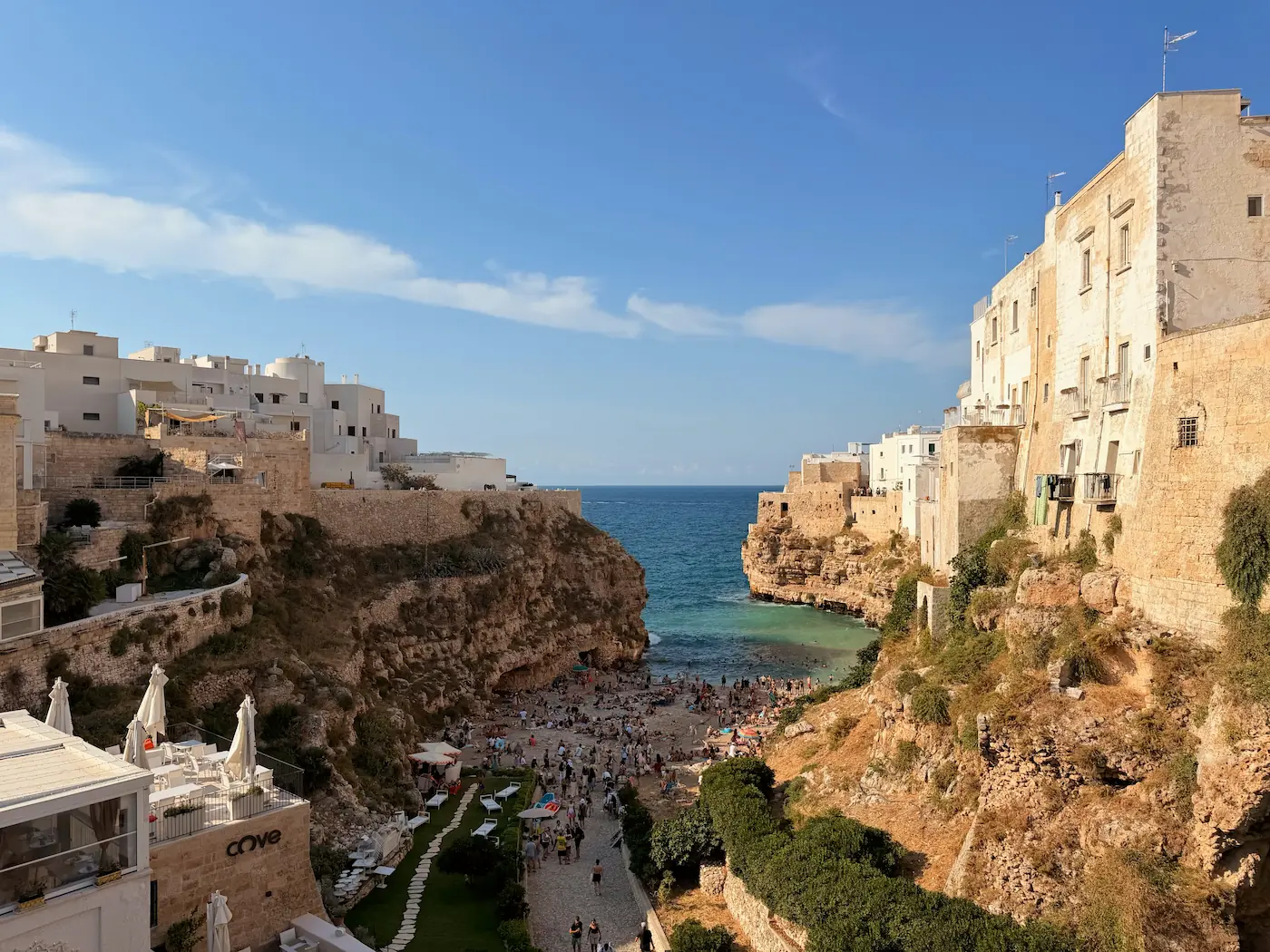 Bekannter Strandabschnitt Lama Monachile in Polignano a mare in Apulien.