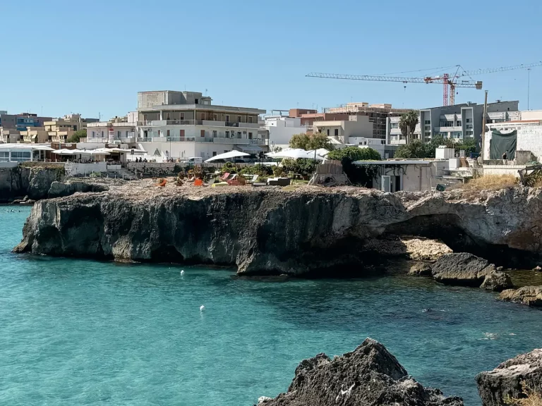 Strand in der Nähe der Altstadt von Monopoli in Apulien.