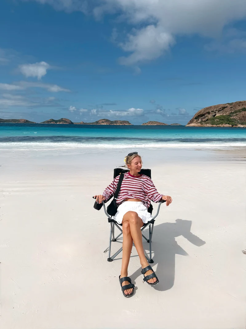 Entspannen in einem Camping Stuhl am Lucky Bay Beach in Esperance.