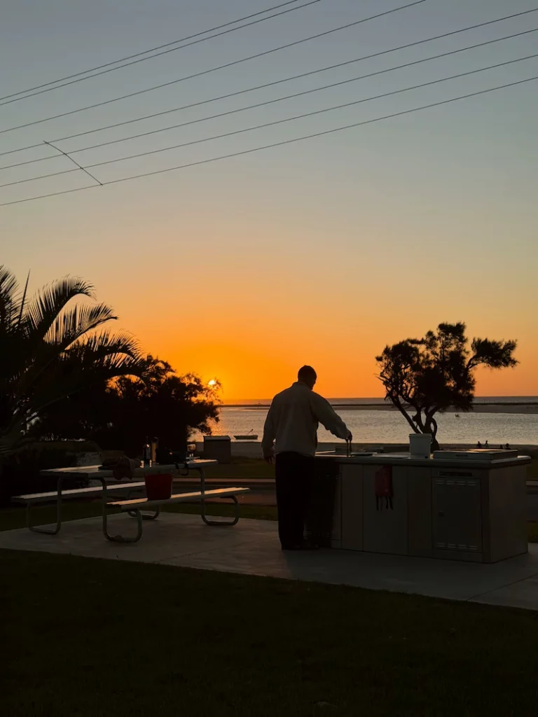 Outdoor Barbecue Küche auf dem Campingplatz in Kalbarri, Western Australia, während dem Sonnenuntergang.