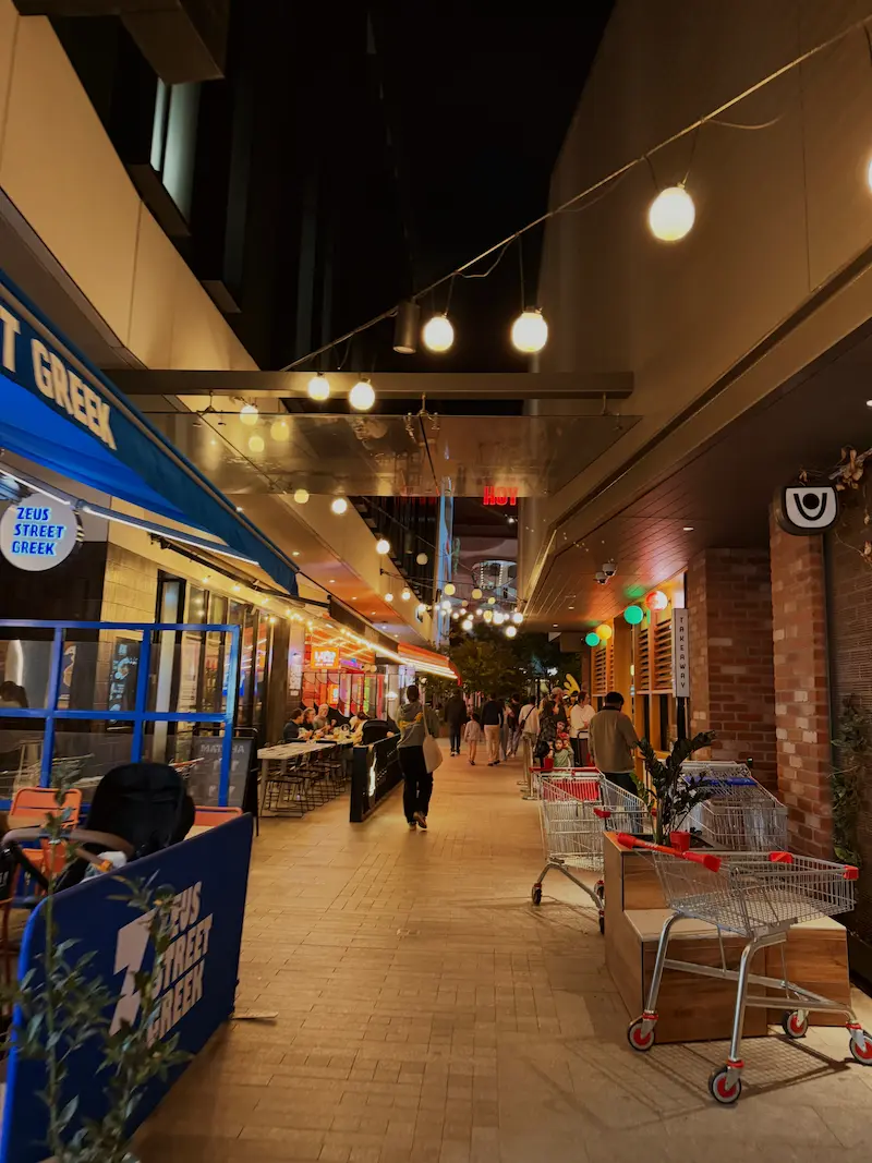 Karrinyup Shopping Centre in Perth während dem Abend.