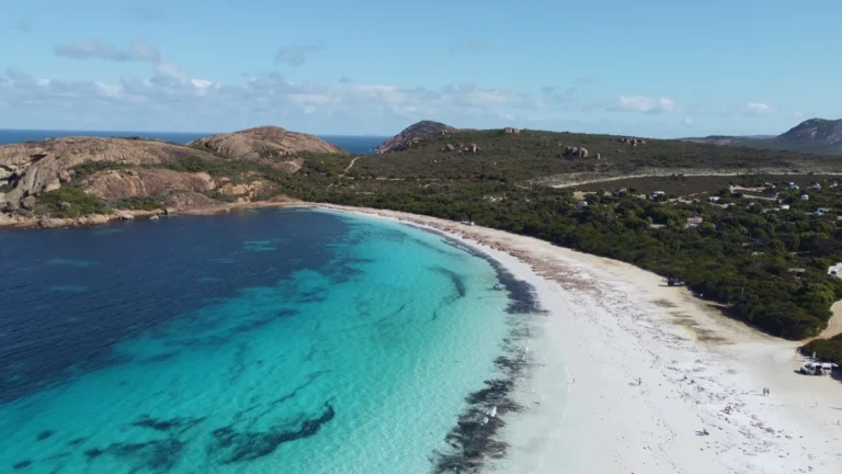 Lucky Bay in Esperance von oben mit türkisem Wasser, weißem Strand und Campingplatz