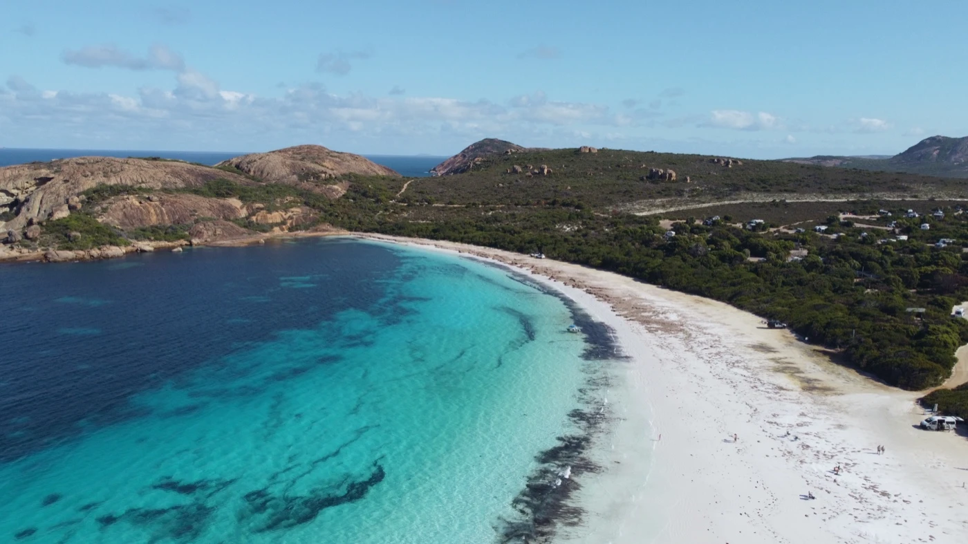 Lucky Bay in Esperance von oben mit türkisem Wasser, weißem Strand und Campingplatz