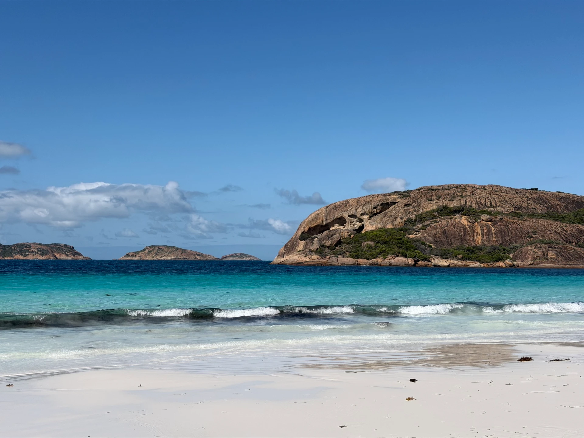 Weißer Strand und türkises Wasser in der Lucky Bay, Esperance Australien