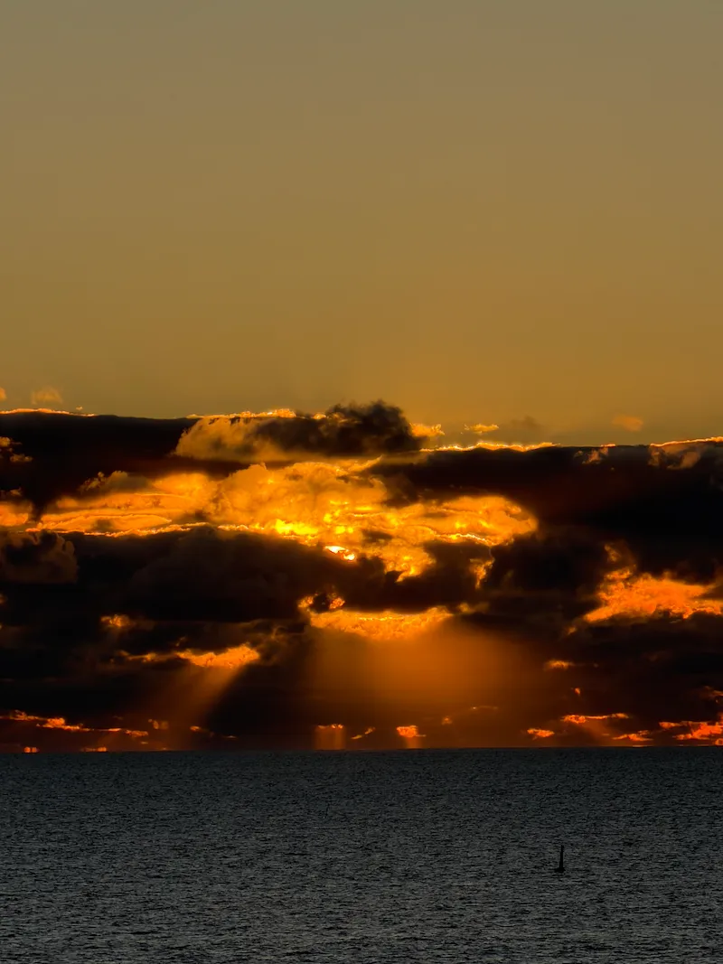 Sonnenuntergang mit Meerblick in Cottlesloe, einem Vorort von Perth.